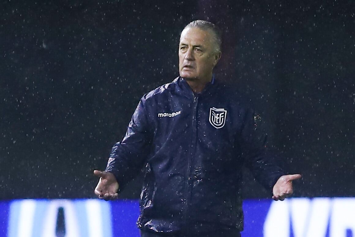 El DT Alfaro, en la última derrota de Ecuador bajo la lluvia de Asunción