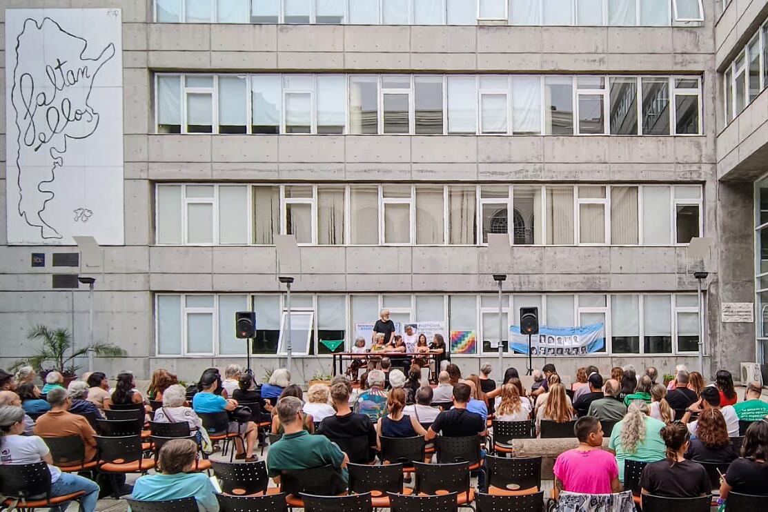 Organismos de DDHH convocaron a una asamblea en la Facultad de Económicas. Gentileza: Mónica Hasenberg.