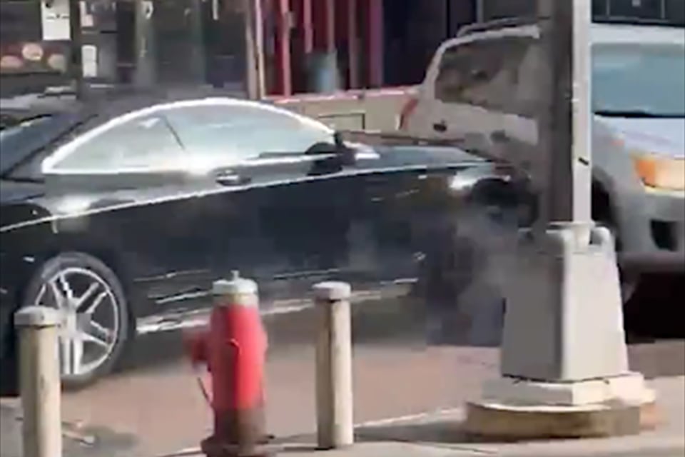 Una persecución automovilísta se hizo viral tras el robo de 20 mil dólares. Imgen: captura de video.