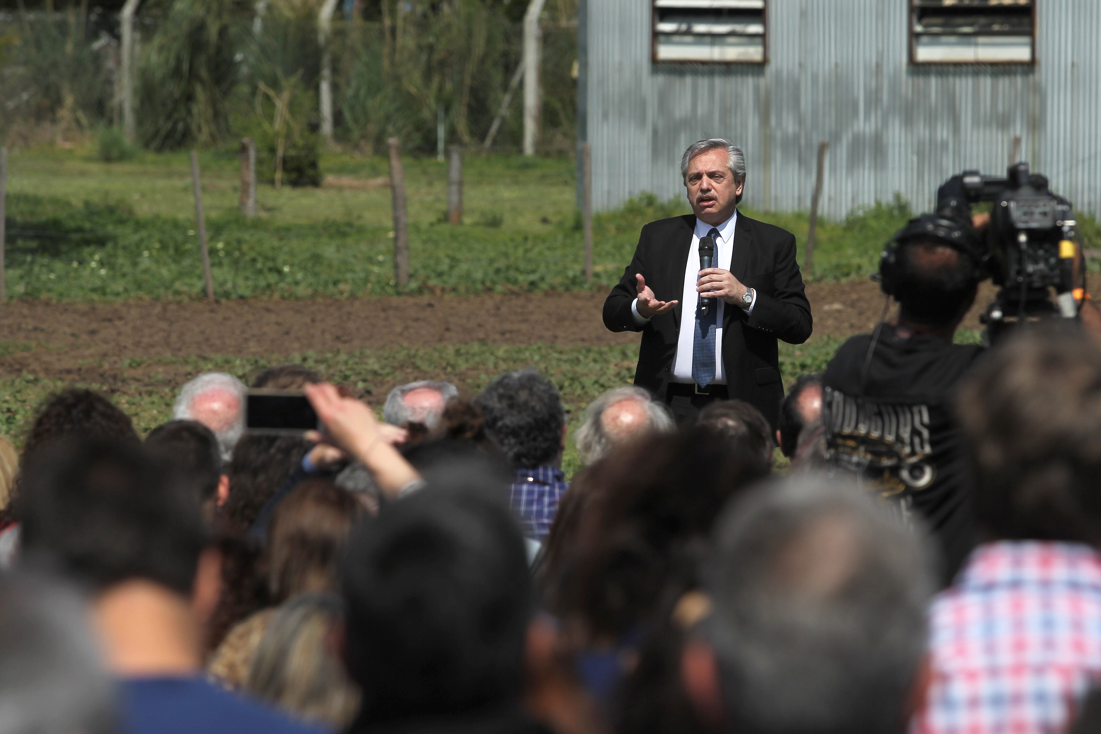 La presentación se hizo en el campo de la Facultad de Agronomía.