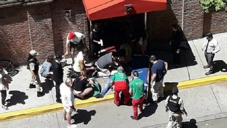 Personal del SAME atiende a los heridos en el lugar. Uno fallecería en el Argerich.