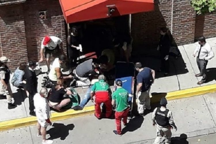 Personal del SAME atiende a los heridos en el lugar. Uno fallecería en el Argerich.