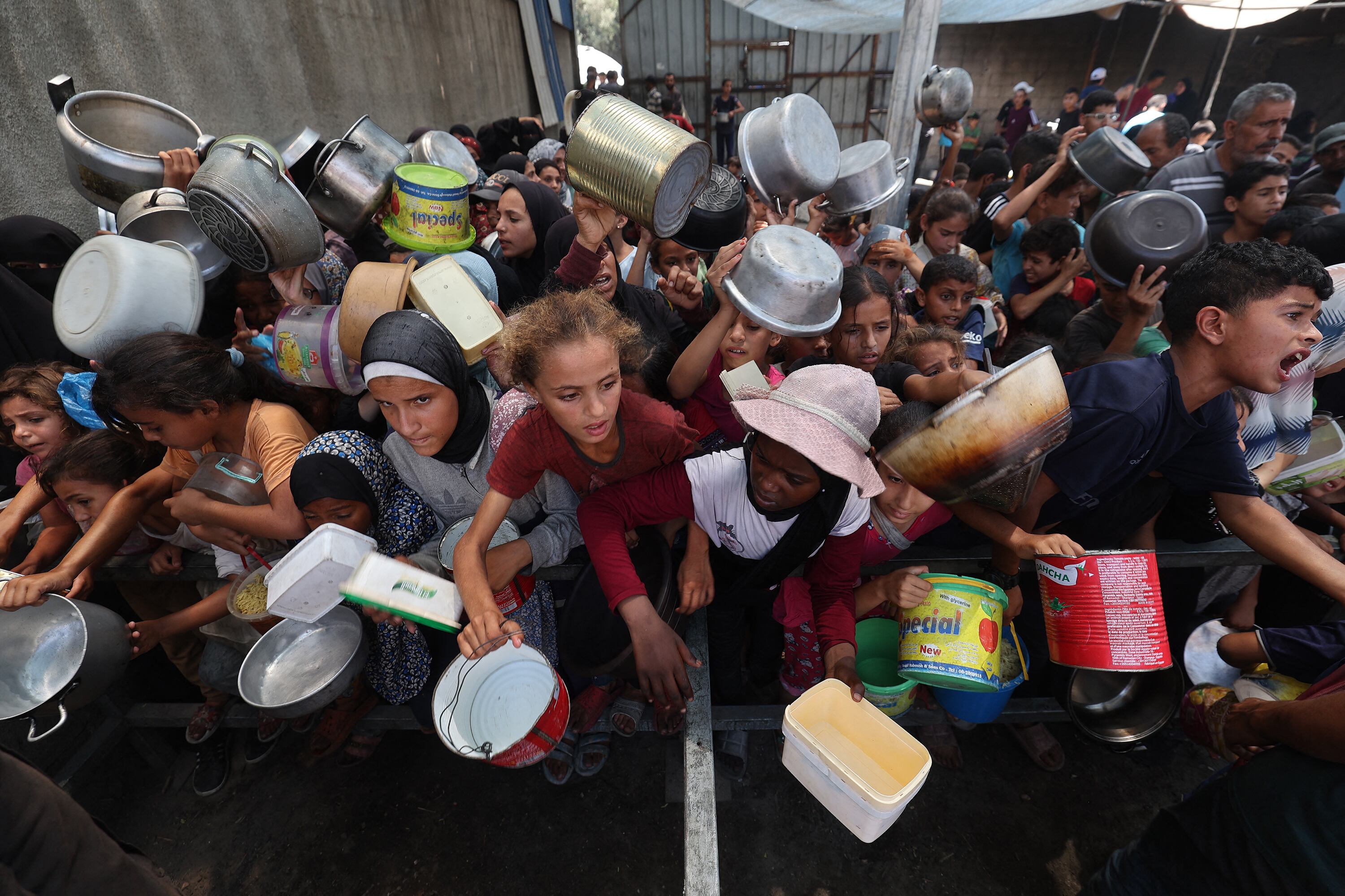 Fila para recibir comida en un campo de refugiados de Gaza.