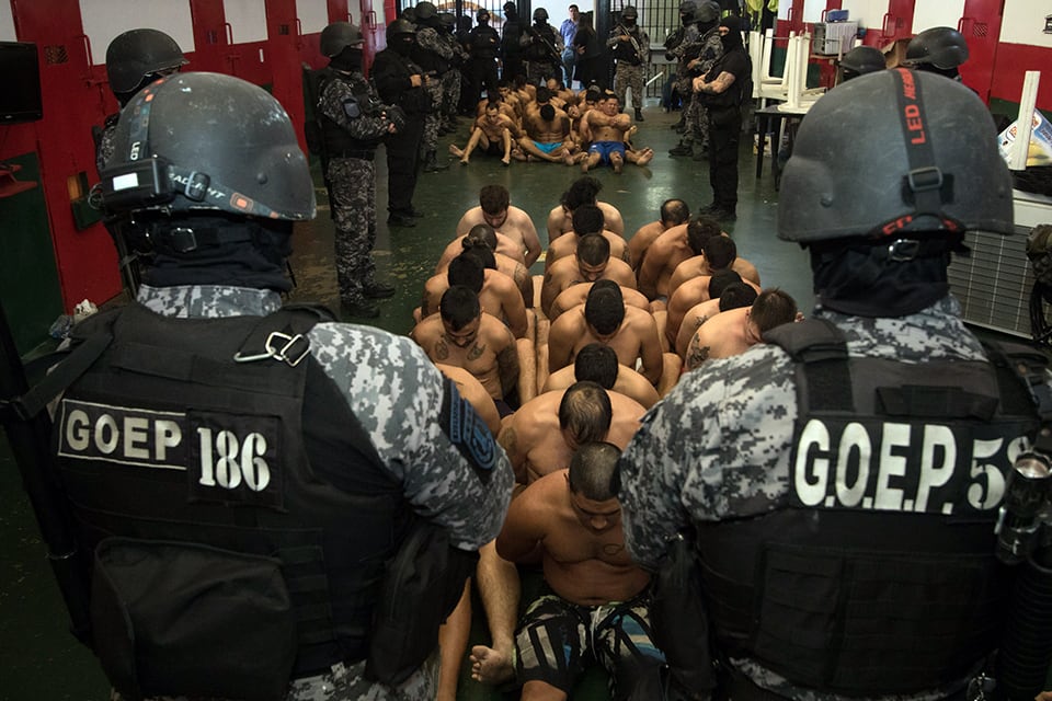 Presos de alto perfil de Piñero, sentados con el torso desnudo.