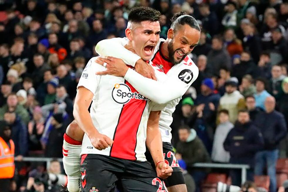 Carlos Alcaraz celebra el gol del triunfo del Southampton.