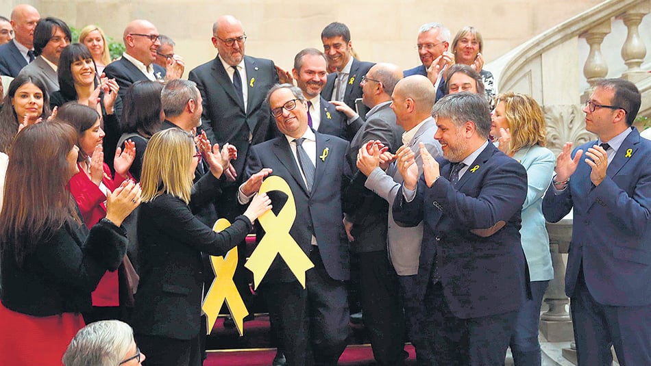Los diputados de Junts per Catalunya saludan a su nuevo líder, Quim Torra.