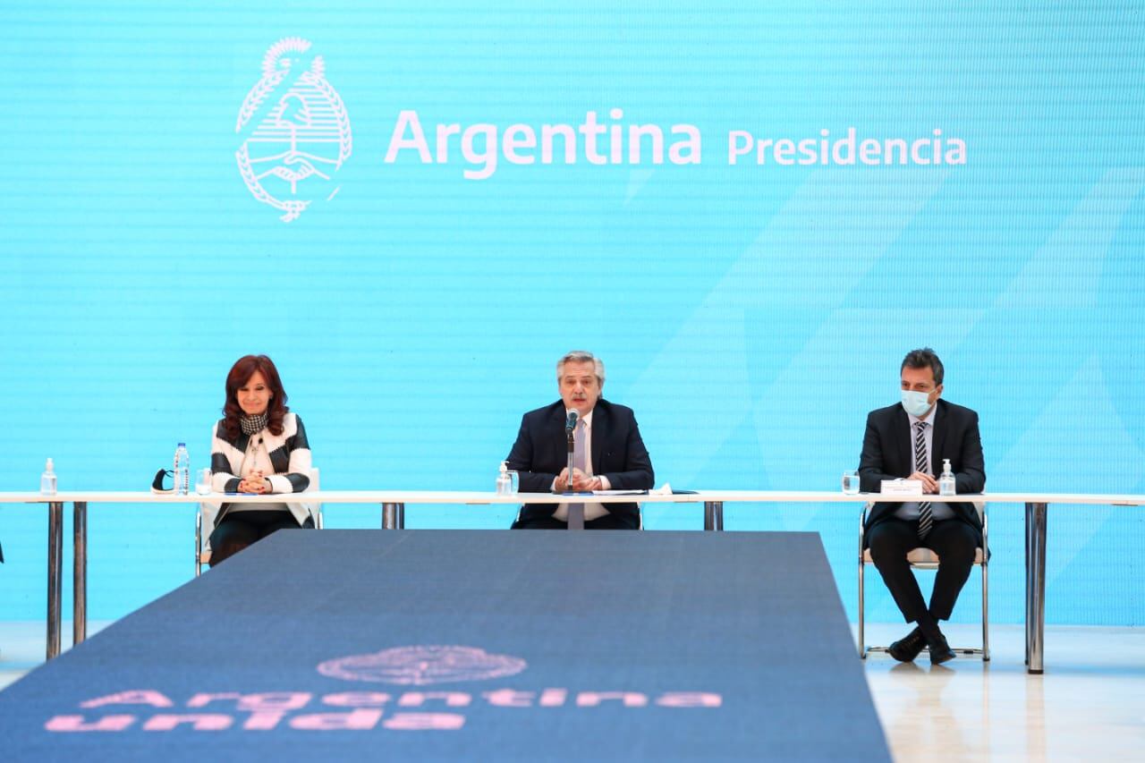El presidente Alberto Fernández, con la vicepresidenta Cristina Fernández de Kirchner, y el titular de la Cámara de Diputado, Sergio Massa.