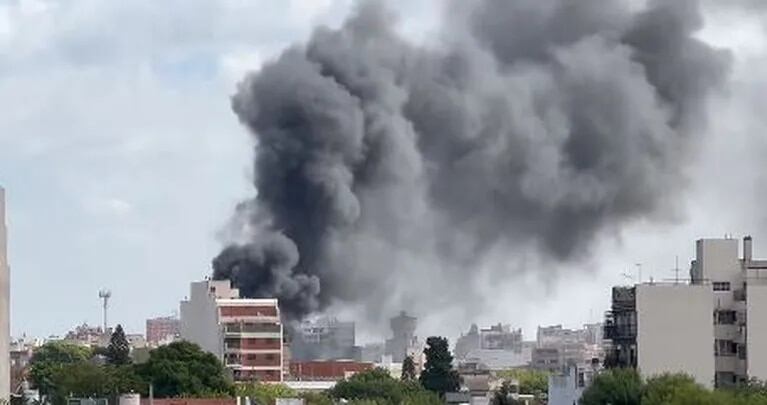 Imagenes del incendio que se originó en una fábrica textil en el barrio de Flores. Imagen: Twitter/@DiegoMMorales
