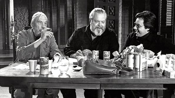 John Huston, Orson Welles y Peter Bogdanovich, los tres hacedores de Al otro lado del viento, un film que parecía nunca iba a concluirse.
