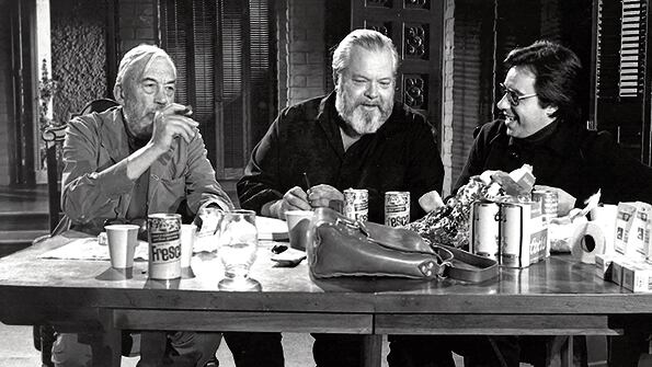 John Huston, Orson Welles y Peter Bogdanovich, los tres hacedores de Al otro lado del viento, un film que parecía nunca iba a concluirse.
