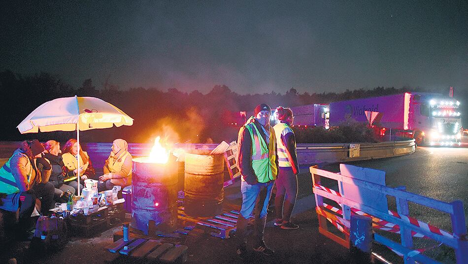 Manifestantes cortan accesos a autopistas cerca de Le Mans, en el noroeste de Francia.