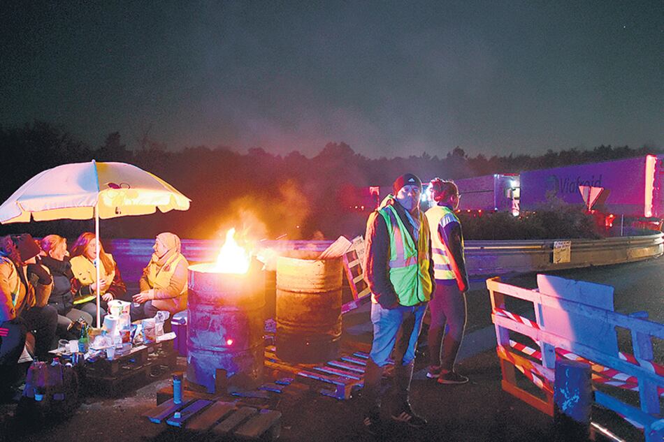 Manifestantes cortan accesos a autopistas cerca de Le Mans, en el noroeste de Francia.