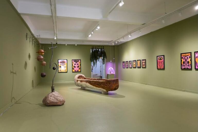 Una balsa de madera en el centro de la nueva muestra de Túnica.