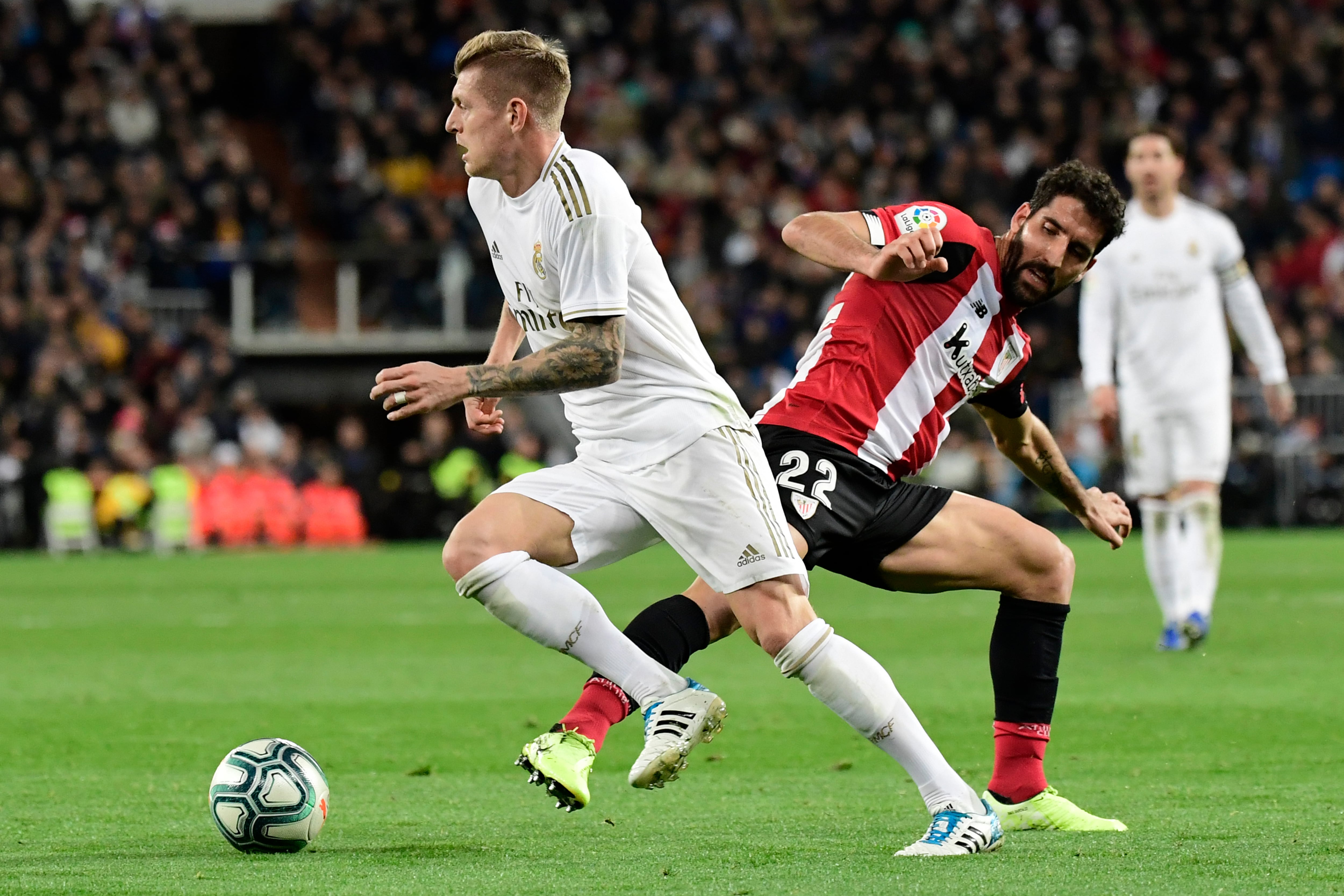 Toni Kroos avanza ante la marca de un defensor vasco.