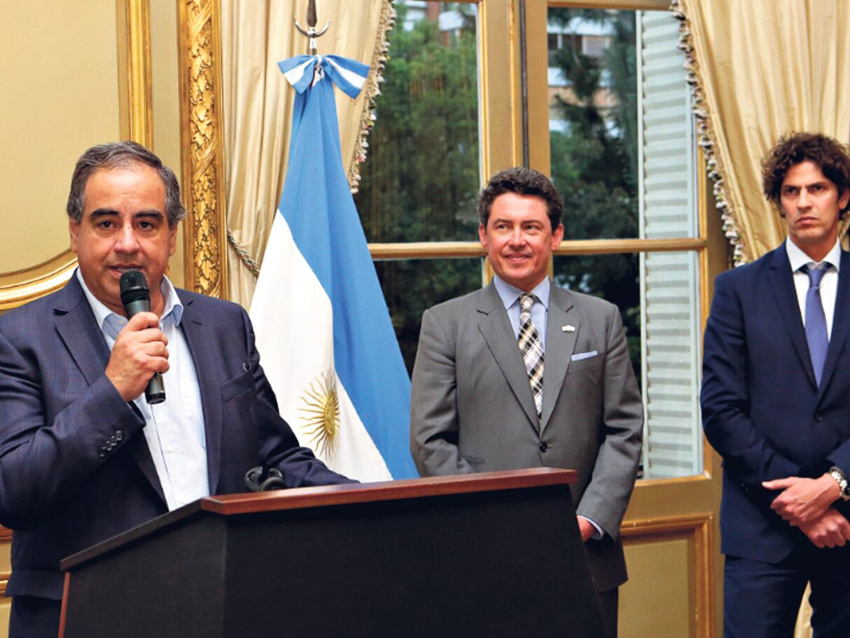 En el centro, el embajador norteamericano Noah Mamet.