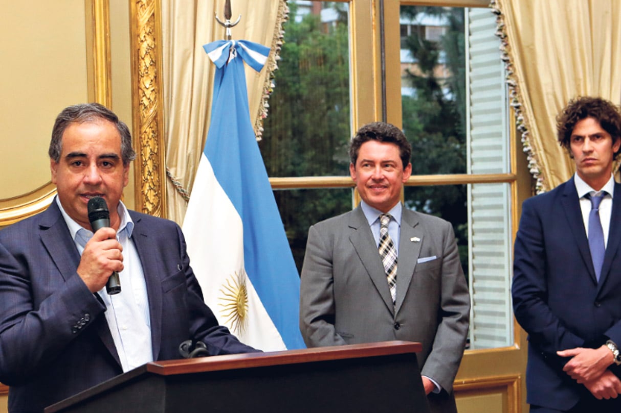 El ministro Julio Martínez, el embajador norteamericano Noah Mamet y su par argentino Martín Lousteau durante la presentación del convenio.