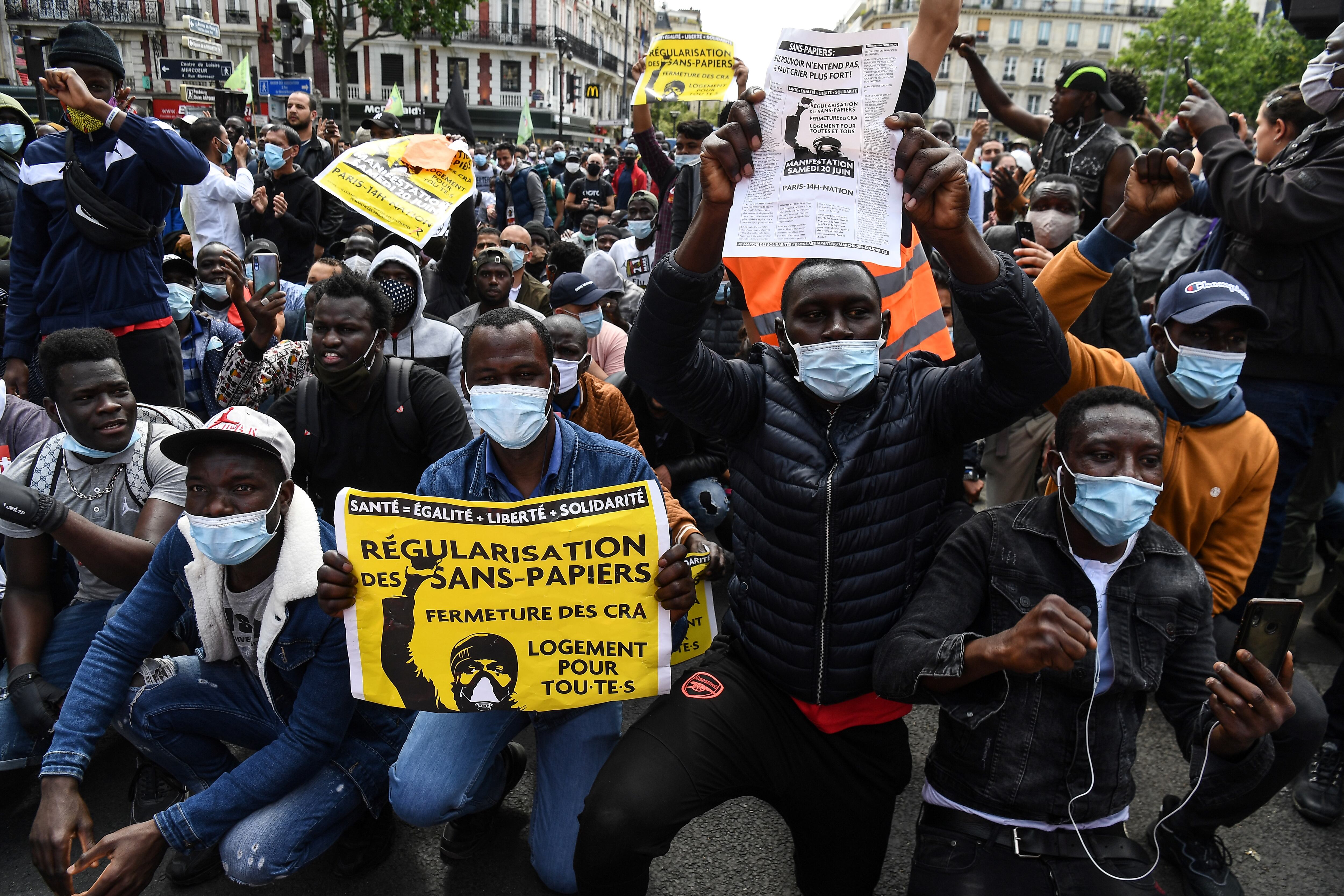 En París, inmigrantes reclaman los papeles para regularizar su situación. 