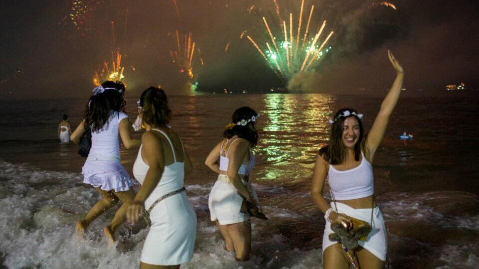 En Río de Janeiro habrá un show de fuegos artificiales, pero se cancelaron los tradicionales festejos y conciertos en la playa.