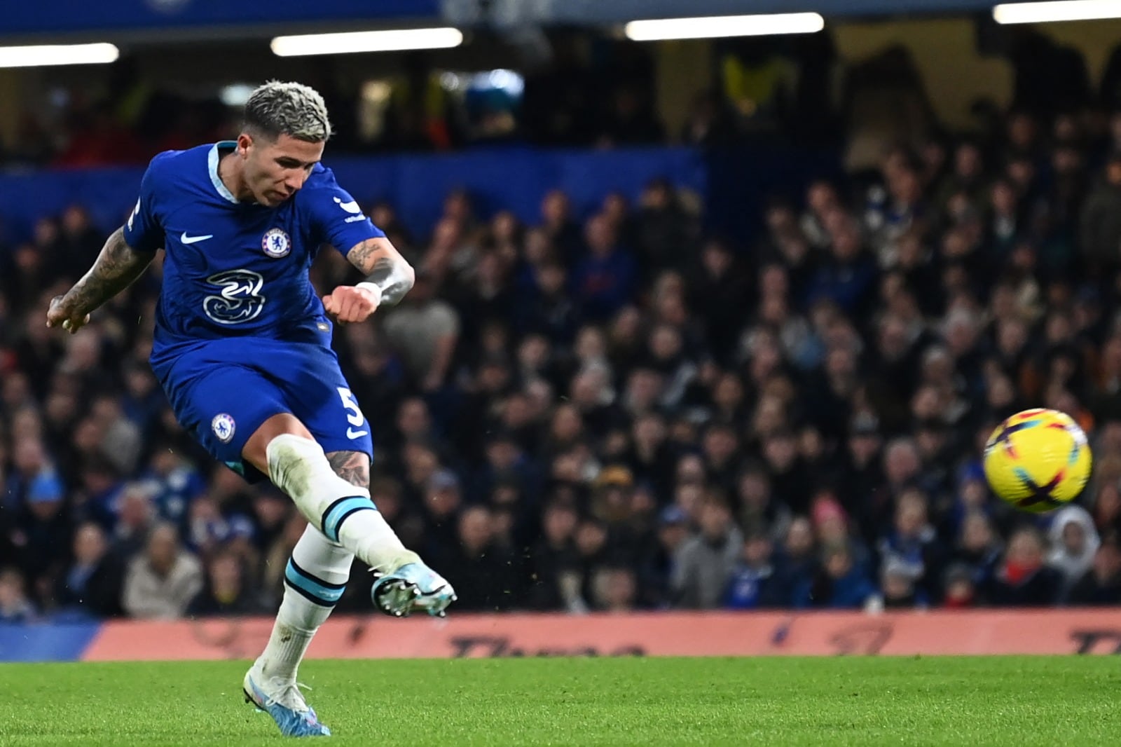 Enzo Fernández con la casaca del Chelsea, postal de crack.