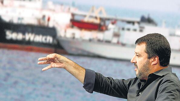 El ministro italiano Matteo Salvini gesticula con la “Sea Watch” de fondo.