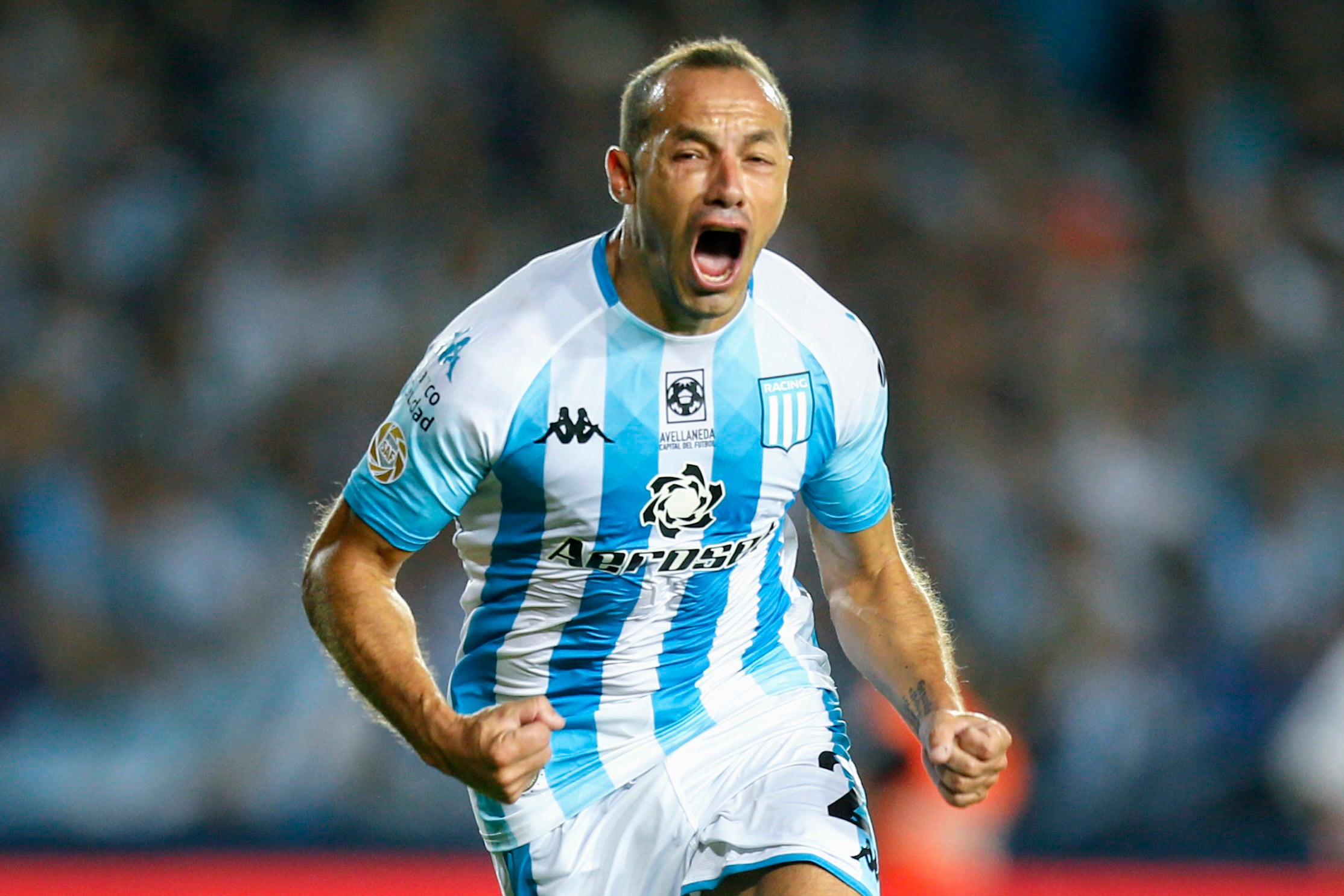 Marcelo Díaz celebra un gol histórico para un clásico que quedará en la memoria.