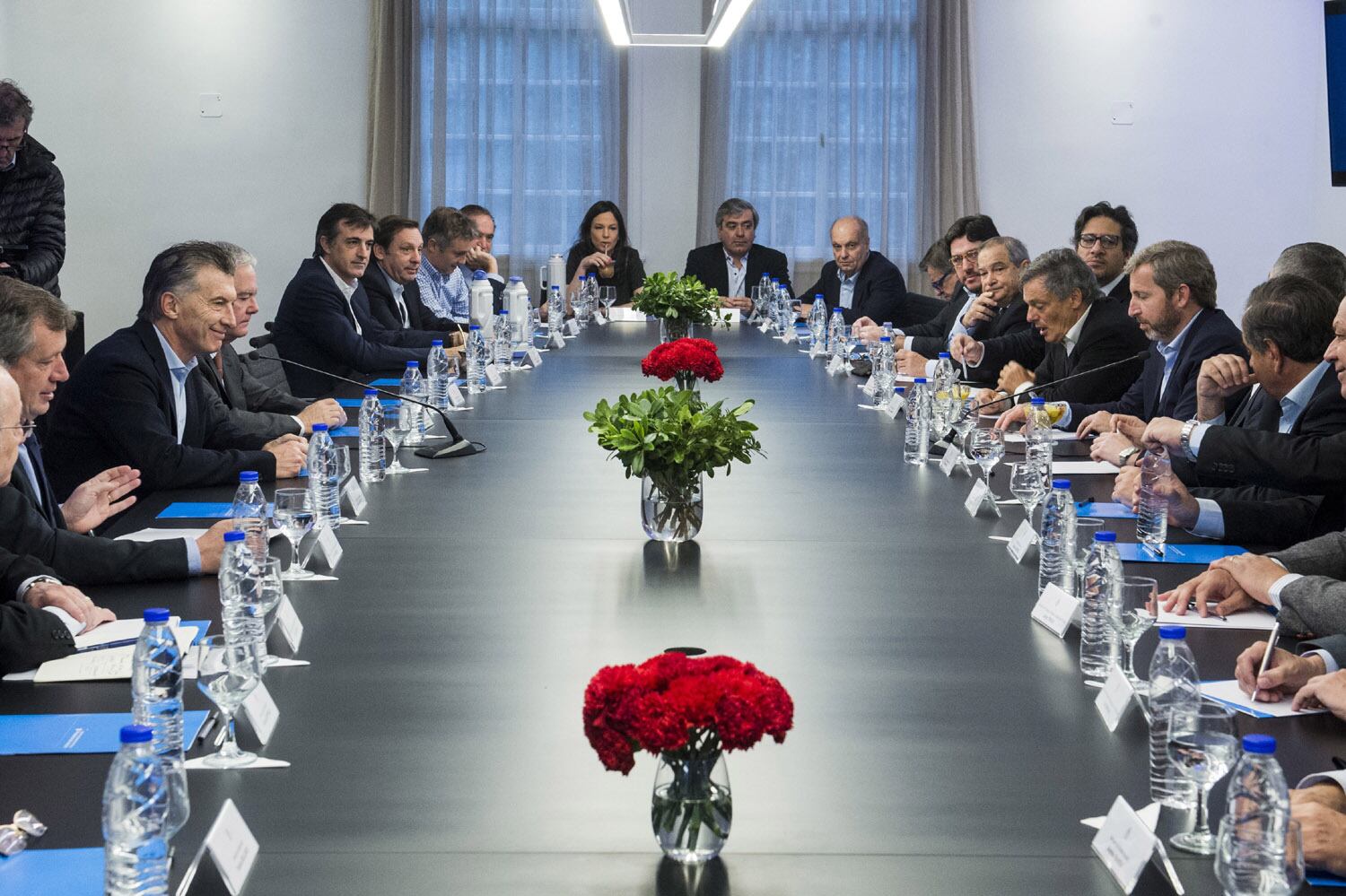 Macri hace cambios en su gabinete para reemplazar a los ministros que son candidatos.