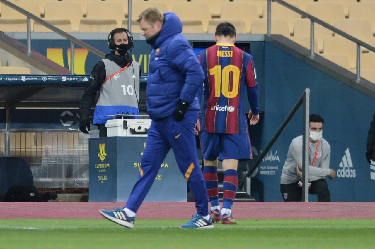 Lionel Messi ya lo pasó al entrenador Ronald Koeman mientras se retira del campo de juego.