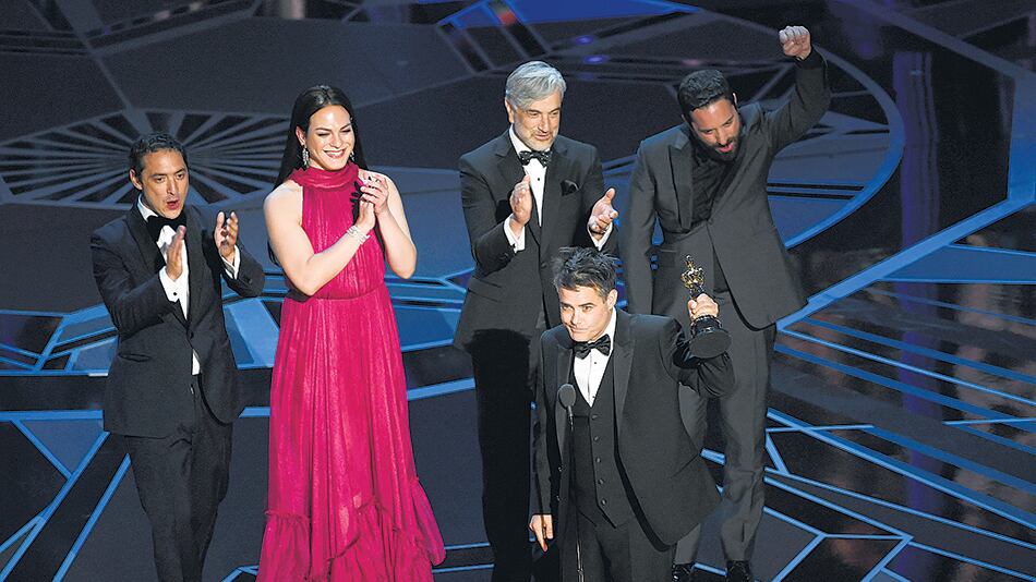 El director Sebastián Lelio, la actriz Daniela Vega y el Oscar al film chileno Una mujer fantástica.