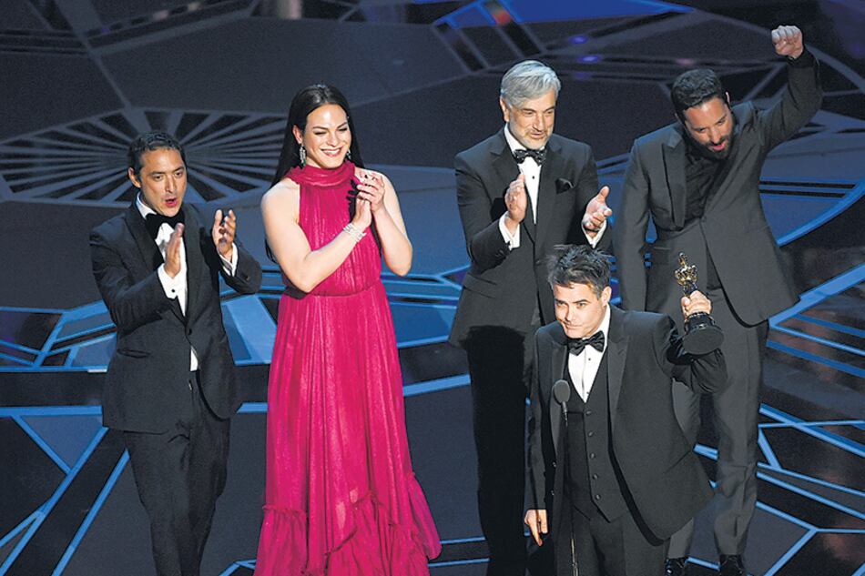 El director Sebastián Lelio, la actriz Daniela Vega y el Oscar al film chileno Una mujer fantástica.