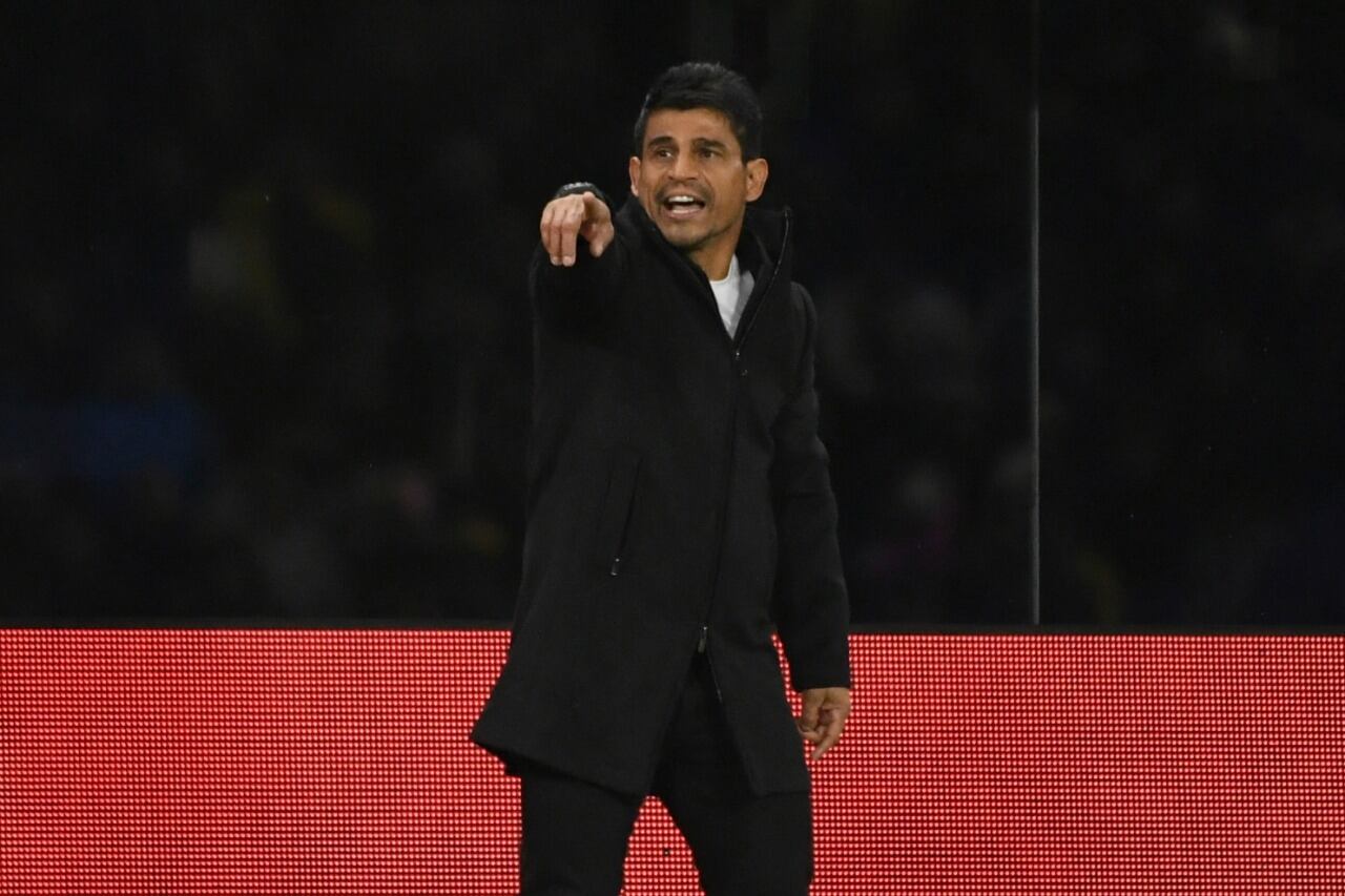 Hugo Ibarra y su Boca enfrentarán un duelo crucial ante Huracán