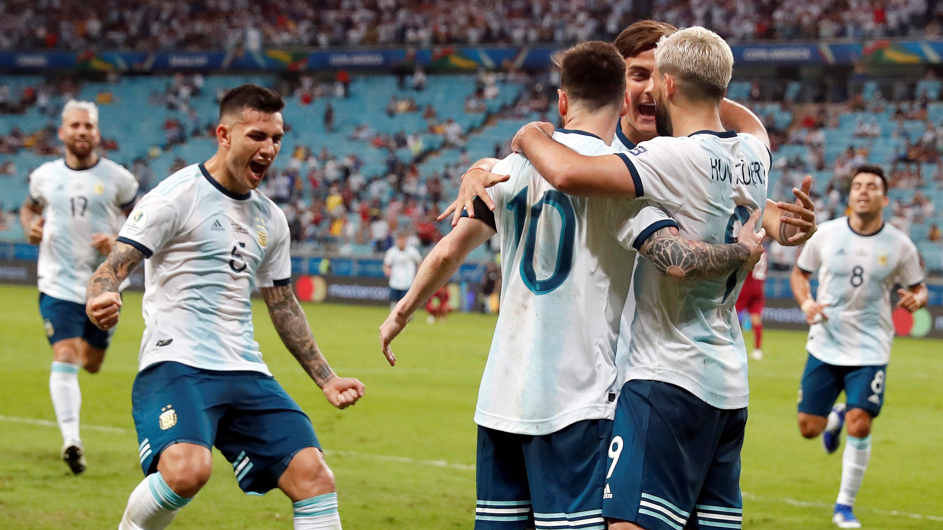Messi, Dybala y Paredes festejan con Agüero el segundo gol argentino.