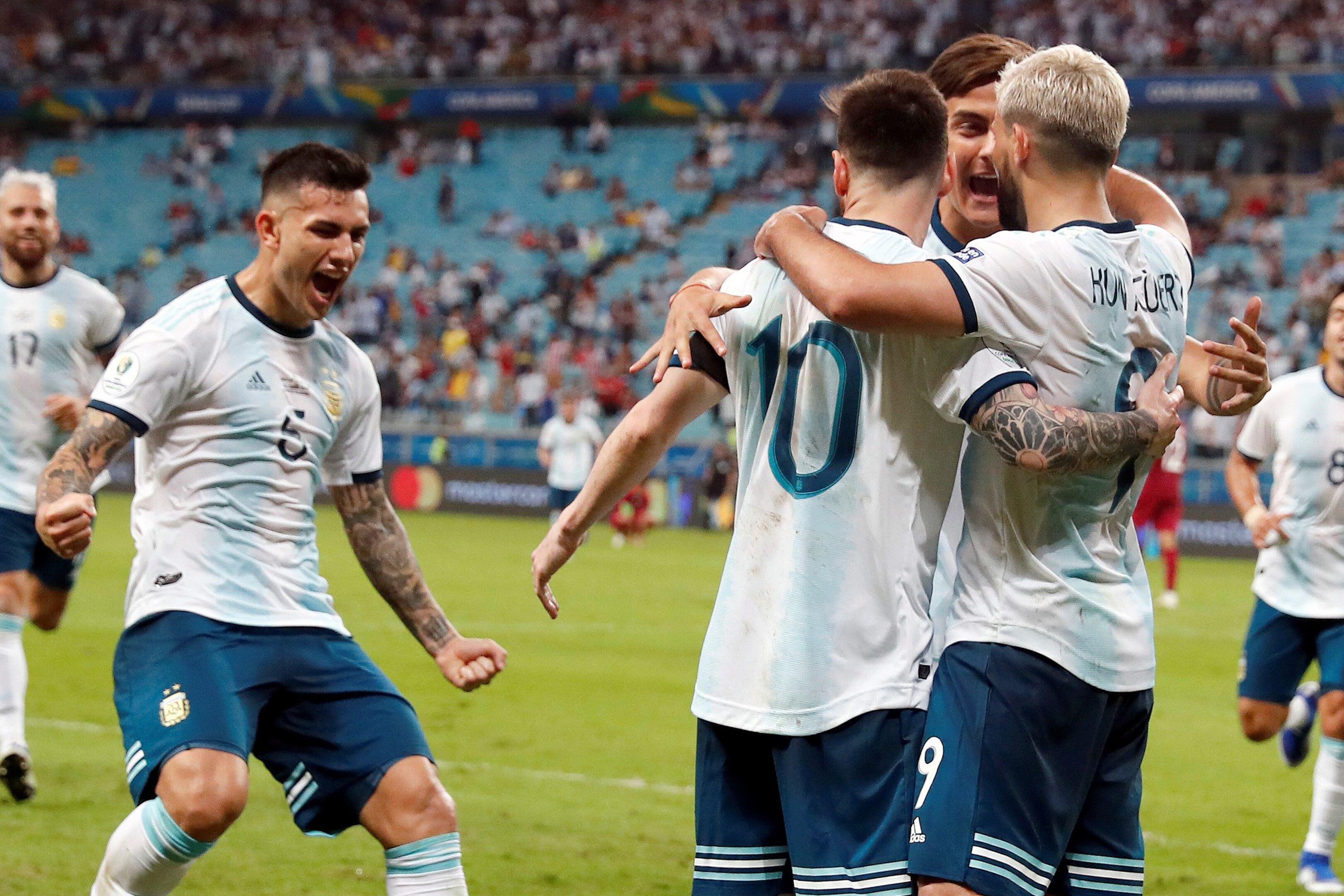 Messi, Dybala y Paredes festejan con Agüero el segundo gol argentino.