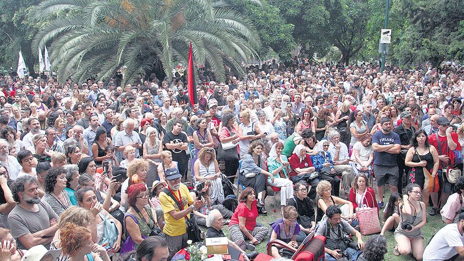 “Te amamos, Osvaldo, siempre vas a estar en nuestros corazones”, se escuchó en el barrio de Belgrano.