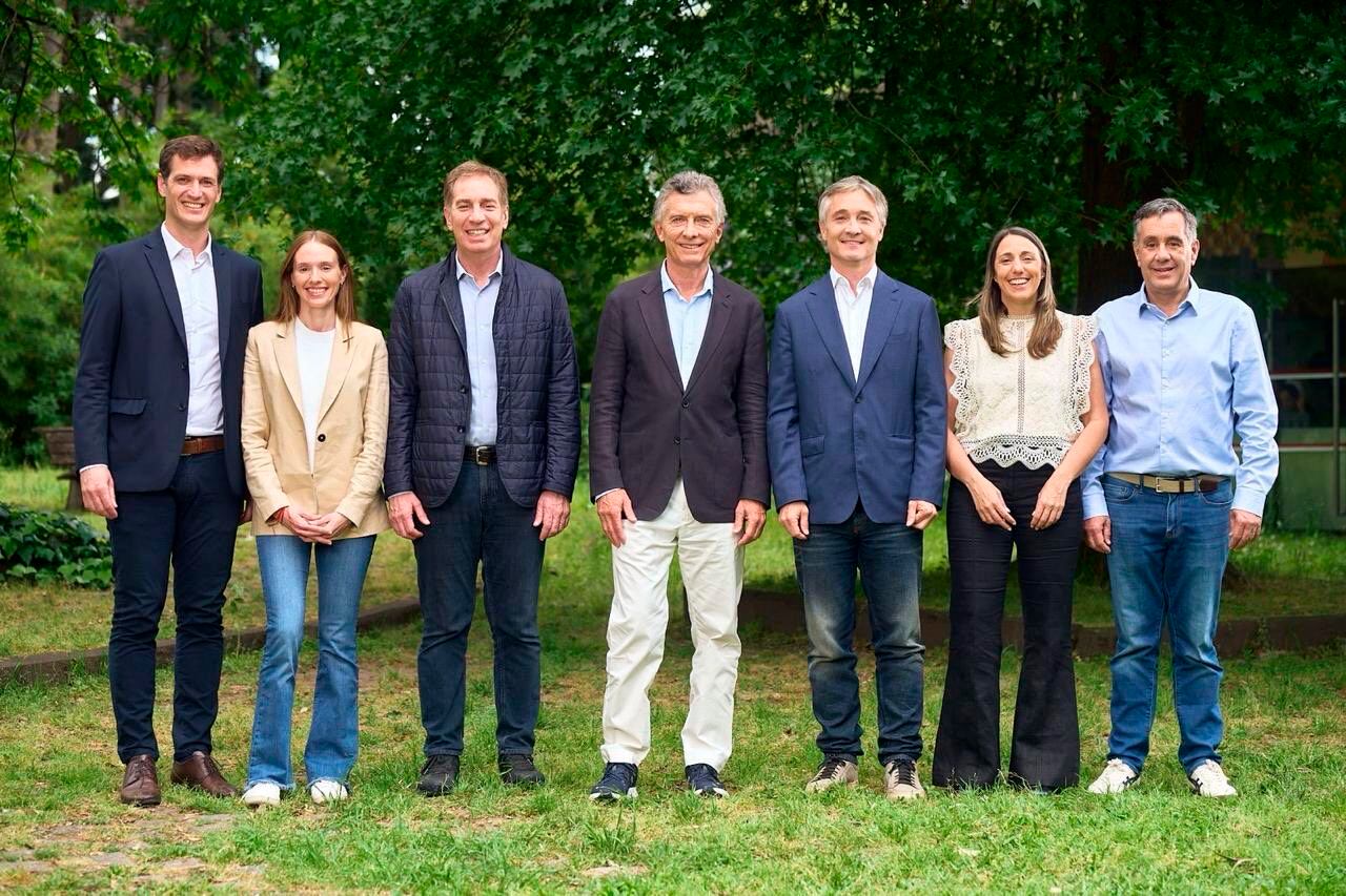 Macri se sacó una foto de apoyo con Diego Santilli, Alejandro Finocchiaro, Florencia de Sensi, Fernando de Andreis y Antonela Giampieri