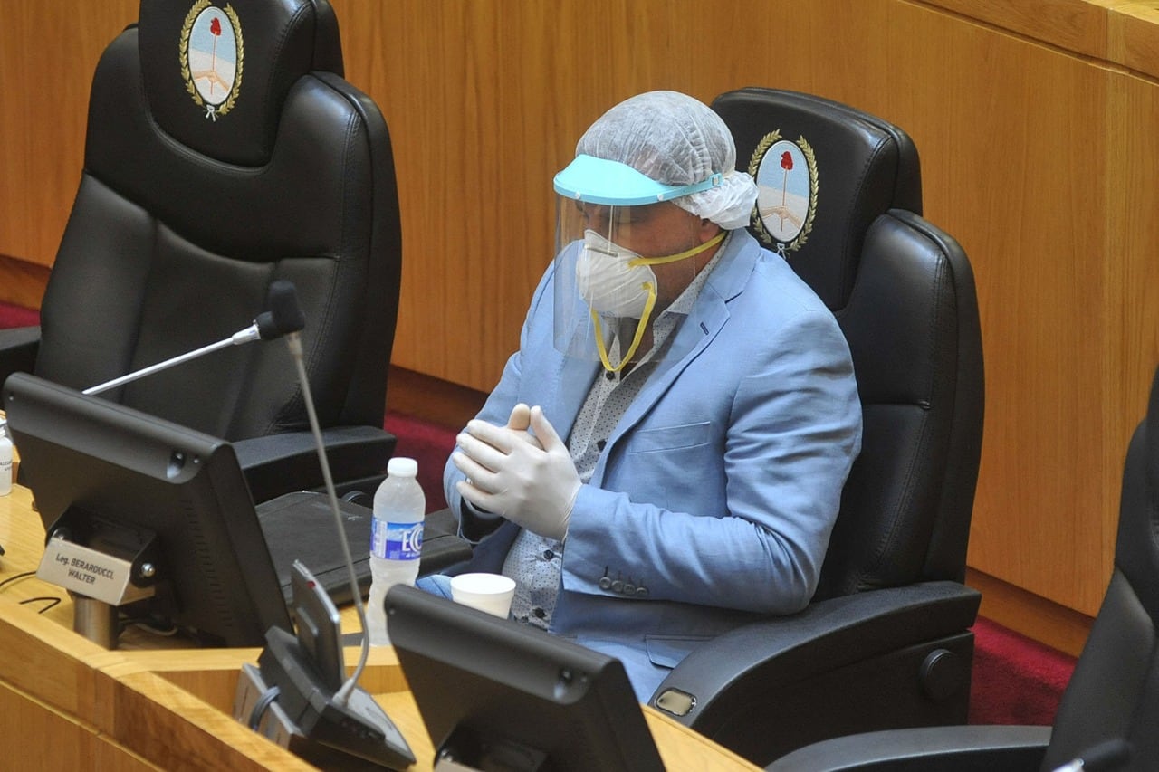 Los legisladores tucumanos sesionaron con mascarillas
