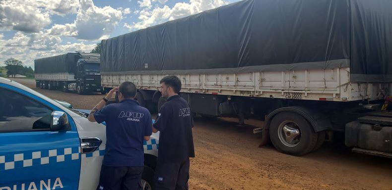 Los certificados presentados por los choferes de los tres camiones secuestrados eran apócrifos. (Foto: AFIP)