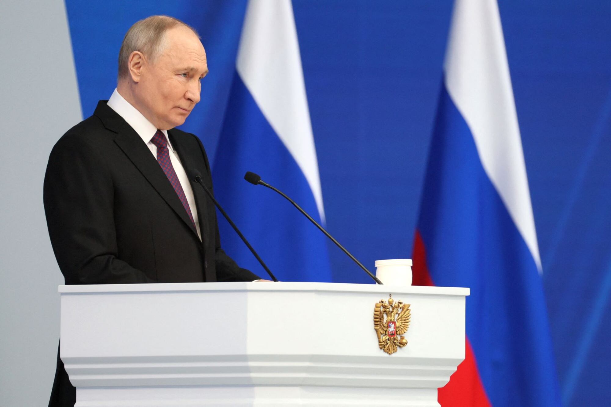 Vladimir Putin enfrenta una campaña sin rivales.