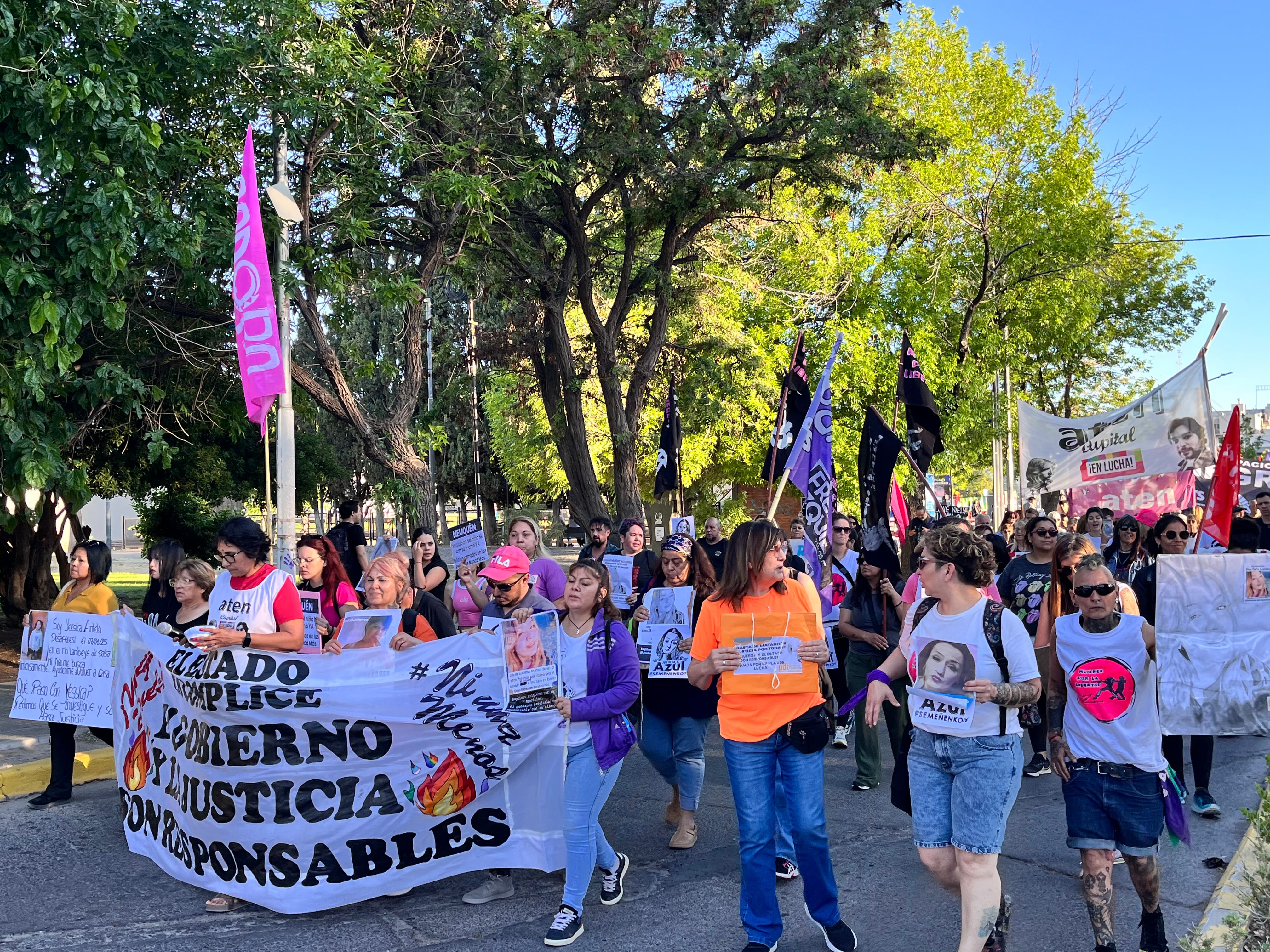 El martes se hizo una marcha en el centro de la ciudad de Neuquén (en el monumento a San Martín) para exigir la aparición con vida de Luciana. También había carteles por el crimen de Azul Semeñenko, cuyo cuerpo apareció torturado a fines de septiembre. 