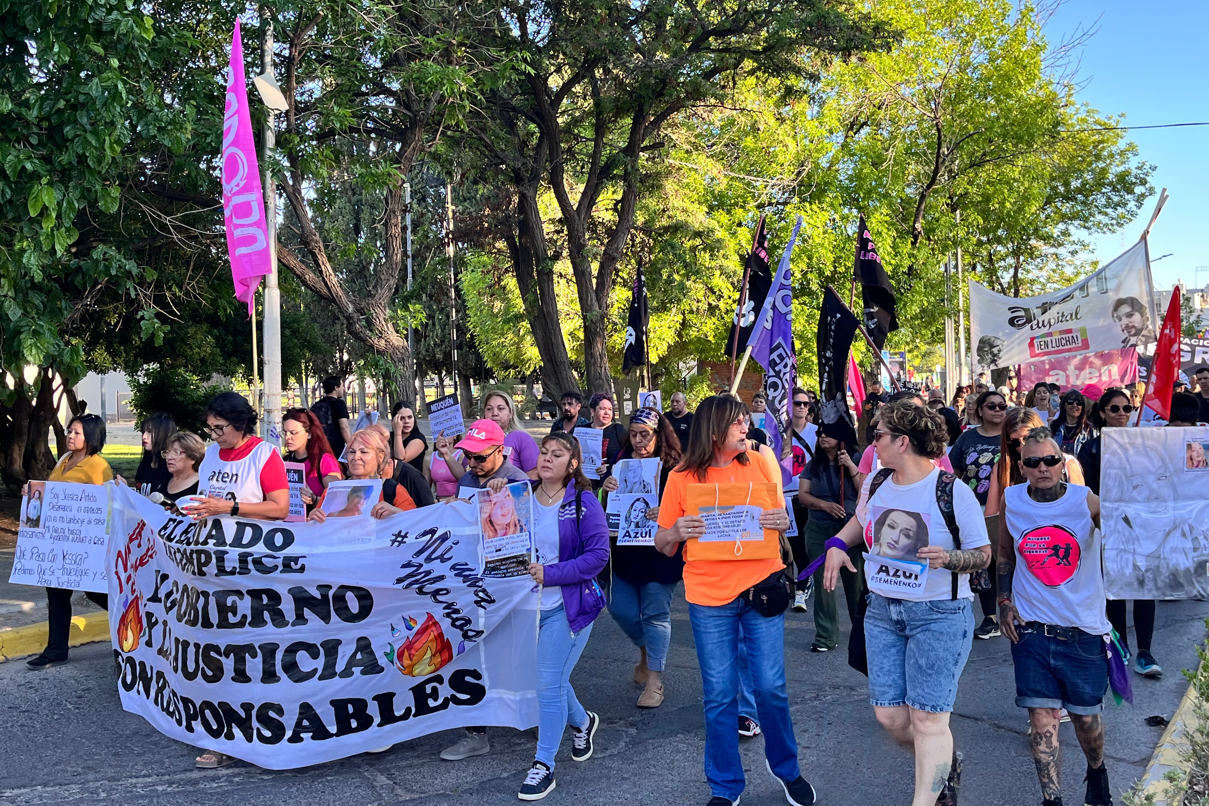 El martes se hizo una marcha en el centro de la ciudad de Neuquén (en el monumento a San Martín) para exigir la aparición con vida de Luciana. También había carteles por el crimen de Azul Semeñenko, cuyo cuerpo apareció torturado a fines de septiembre.