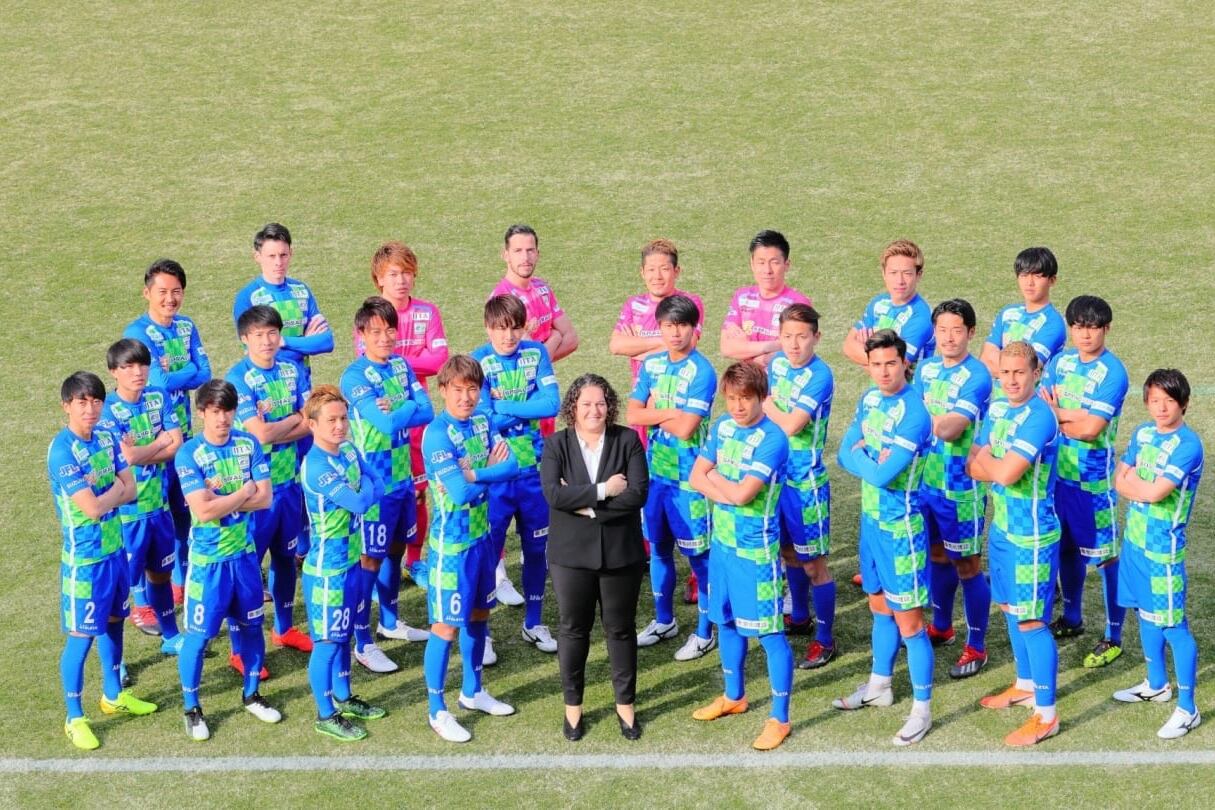 Milagros Martínez, posa con sus jugadores.