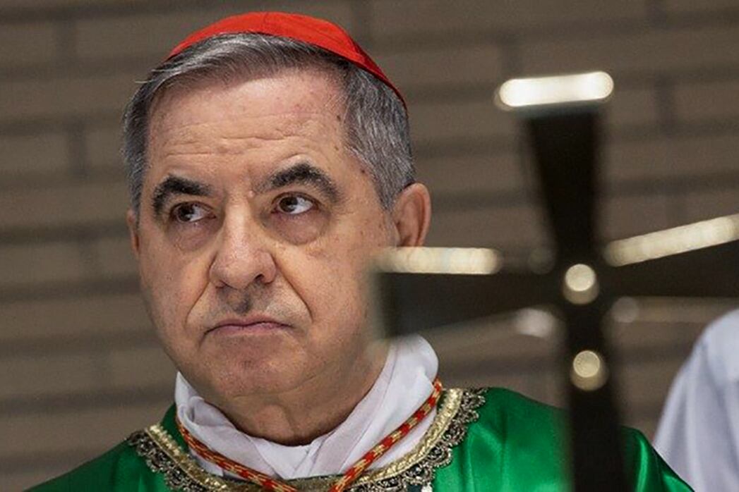 El cardenal Angelo Becciu, en el banquillo.