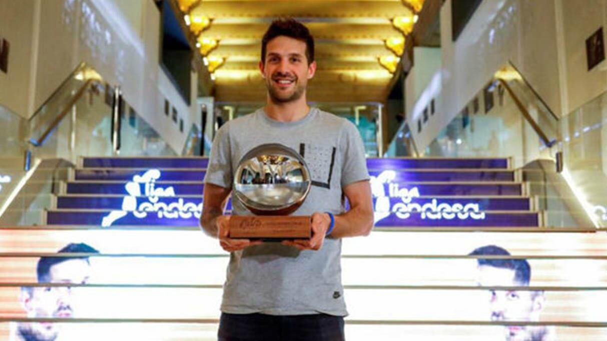 Laprovittola y el trofeo al jugador más valioso de España.