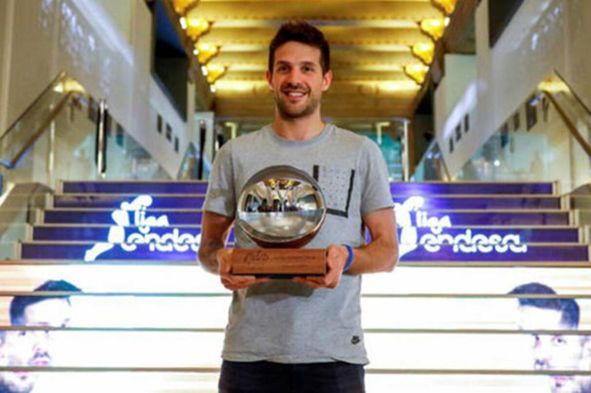 Laprovittola y el trofeo al jugador más valioso de España.