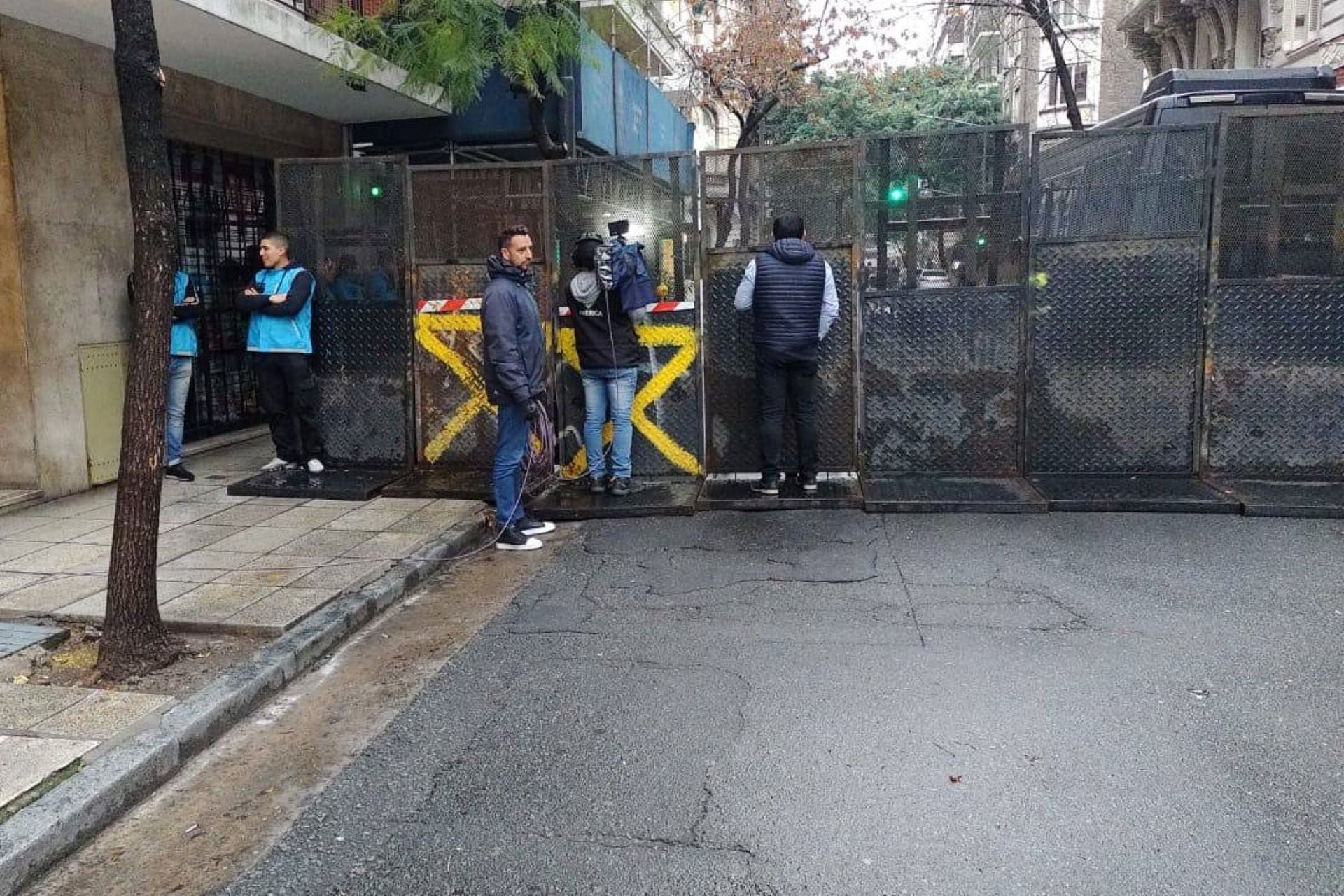 El gobierno porteño dispuso vallar la casa de Cristina Fernández para impedir que los manifestantes se acerquen a mantener la vigilia que hay desde el lunes. (Foto: Twitter de Andrés Larroque)