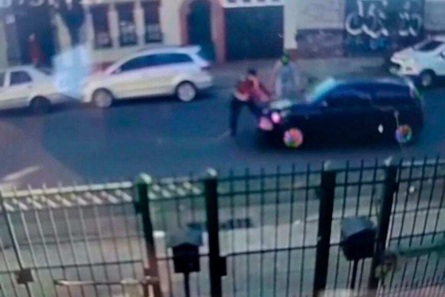 El momento en que el ahora detenido atropelló al policía, el 2 de agosto pasado.