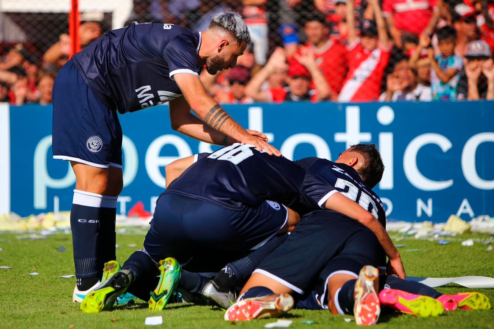 Todo Independiente Rivadavia festeja el gol de Reali