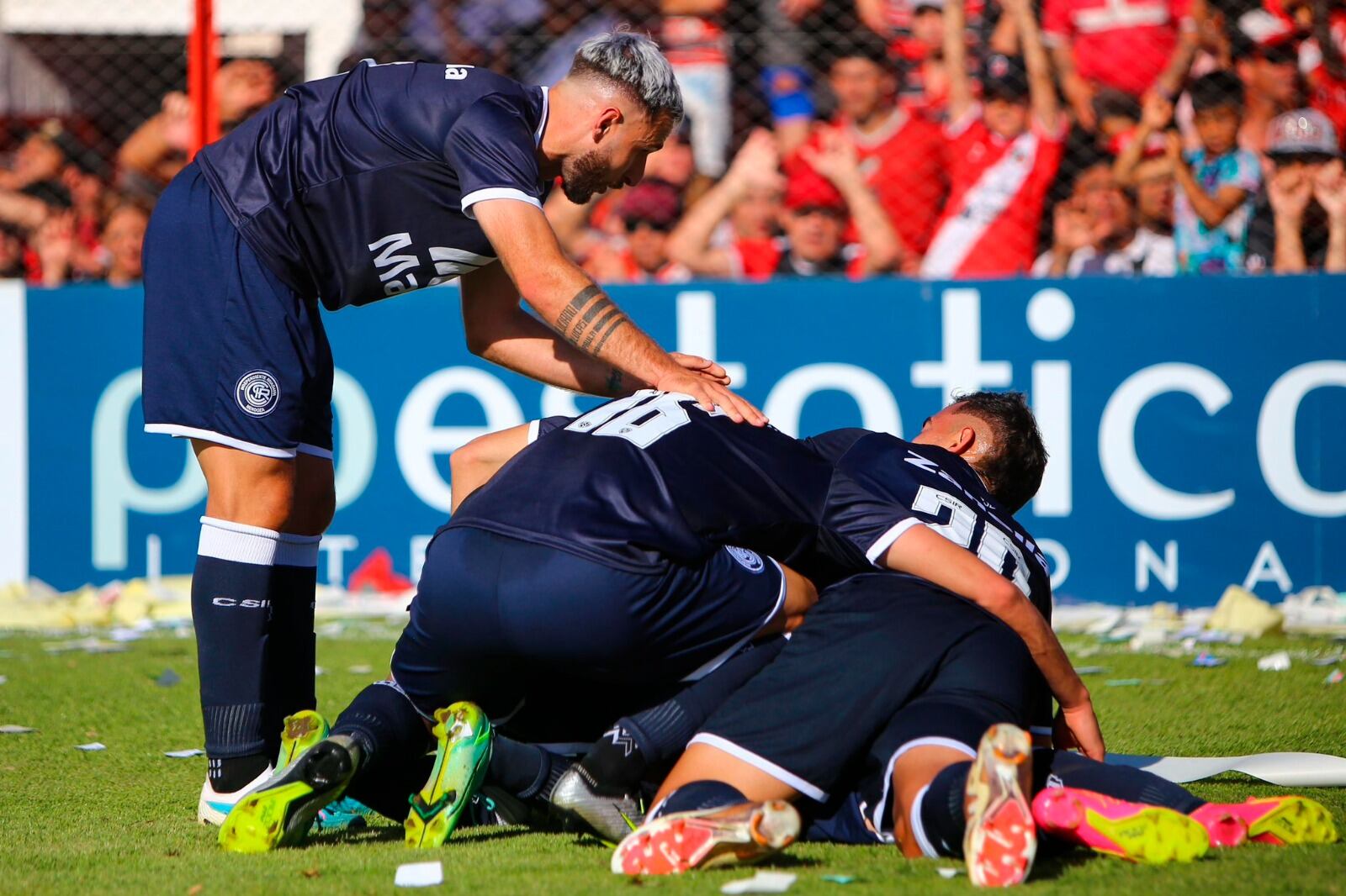 Todo Independiente Rivadavia festeja el gol de Reali