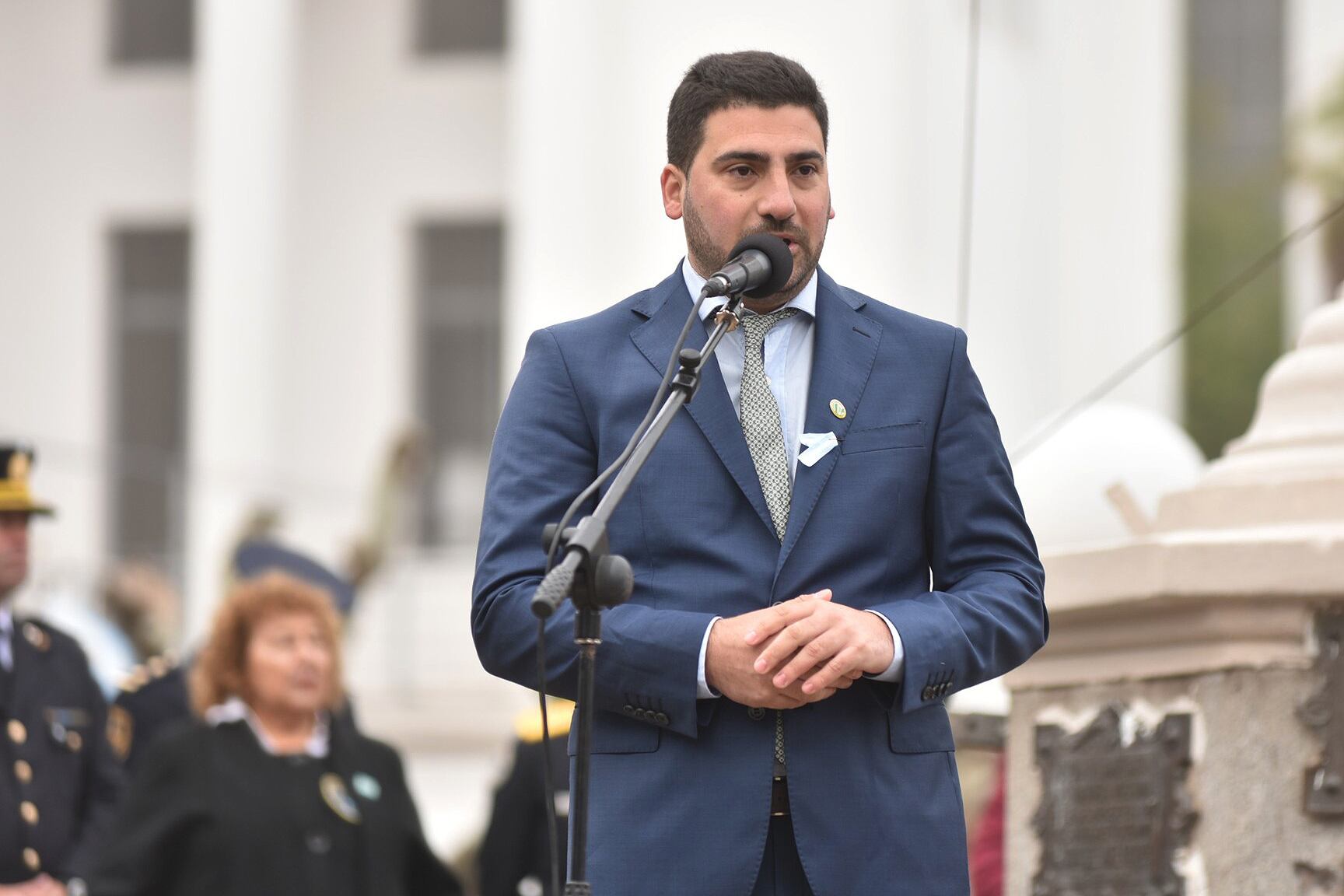 El intendente incrementó en un cien por ciento su salario e hizo pagarse el combustible y peajes de su vehículo personal.