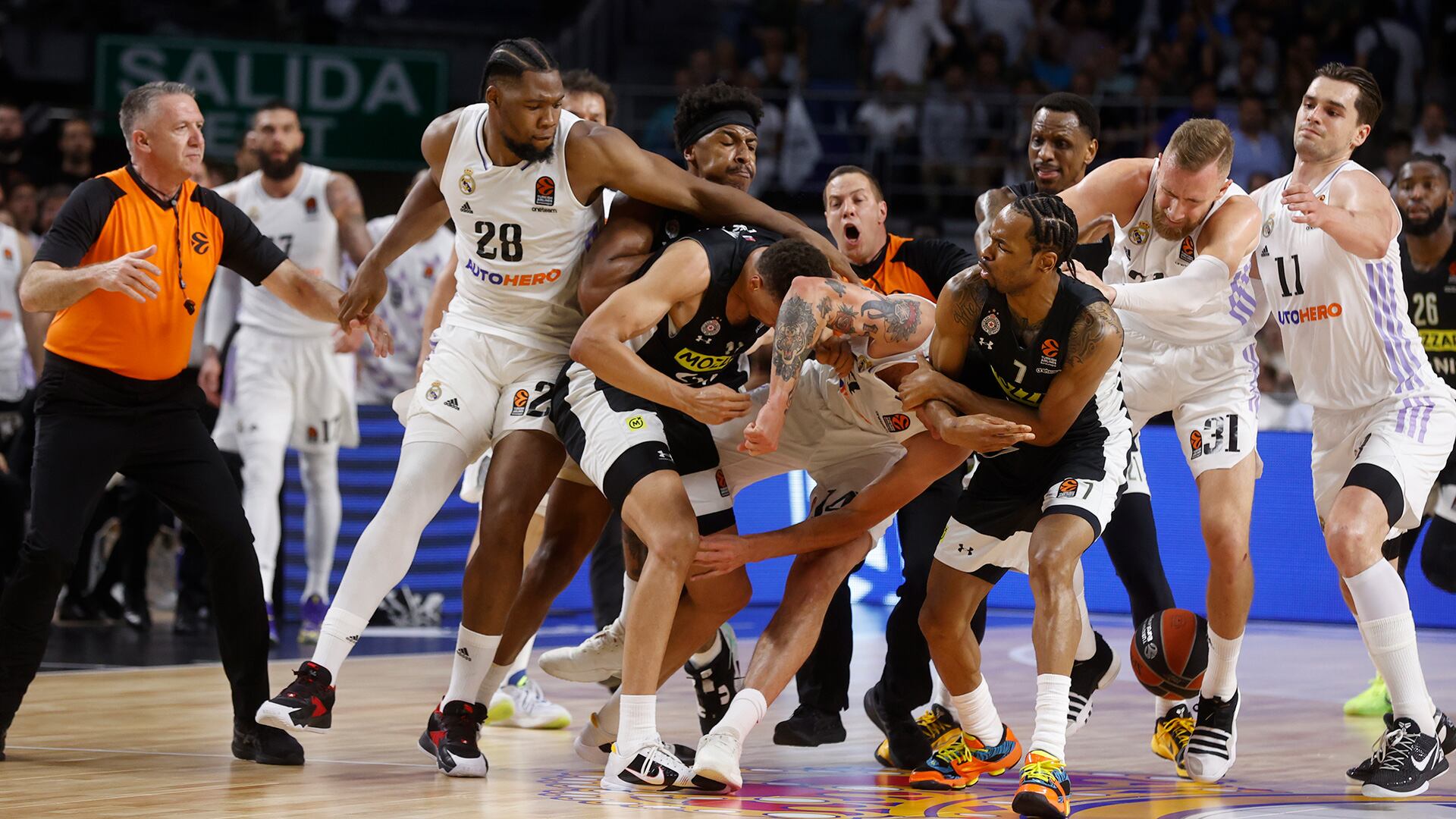 Empujones, manotazos y tomas de judo durante el segundo partido de la serie entre el Real Madrid y el Partizán.