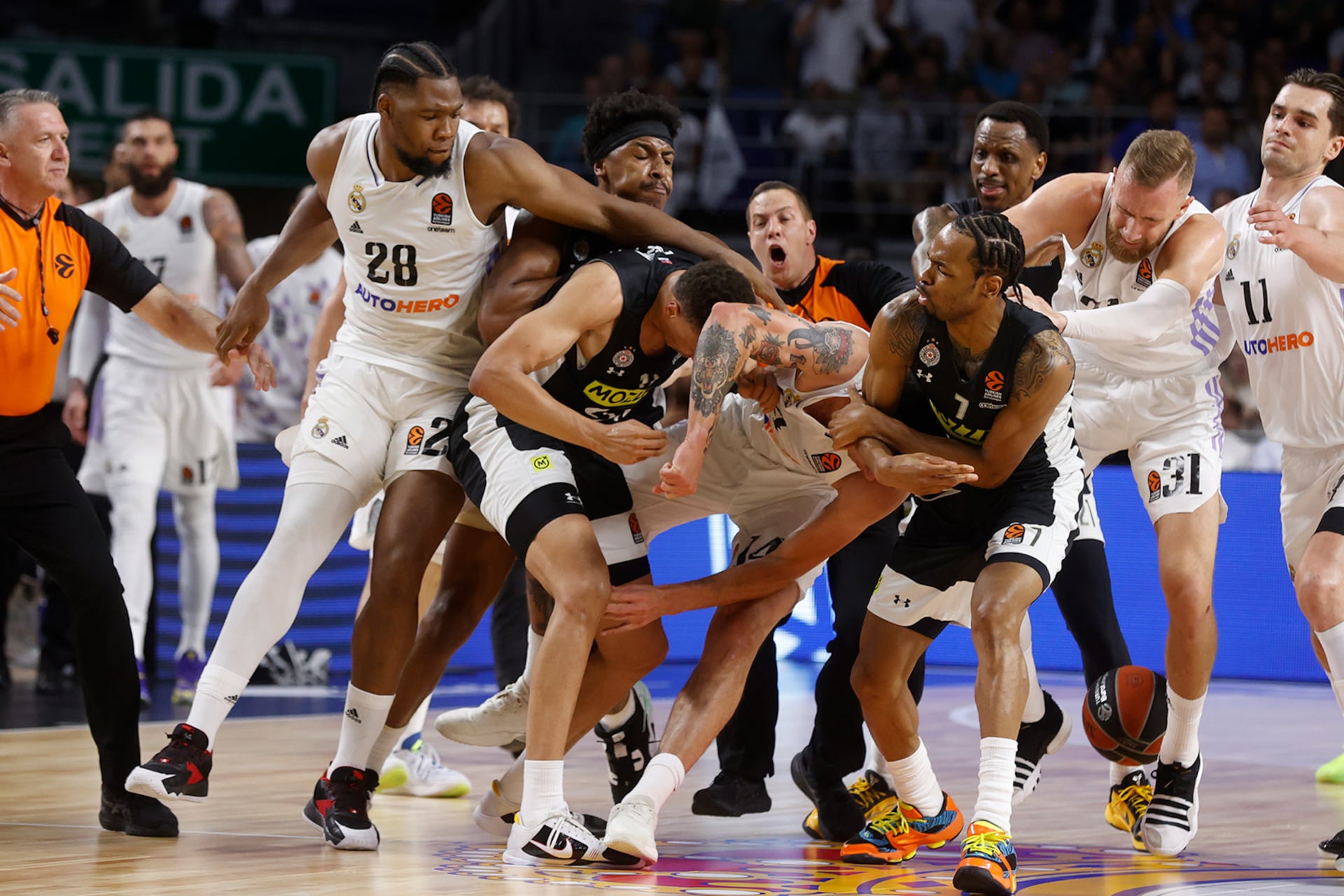 Empujones, manotazos y tomas de judo durante el segundo partido de la serie entre el Real Madrid y el Partizán.